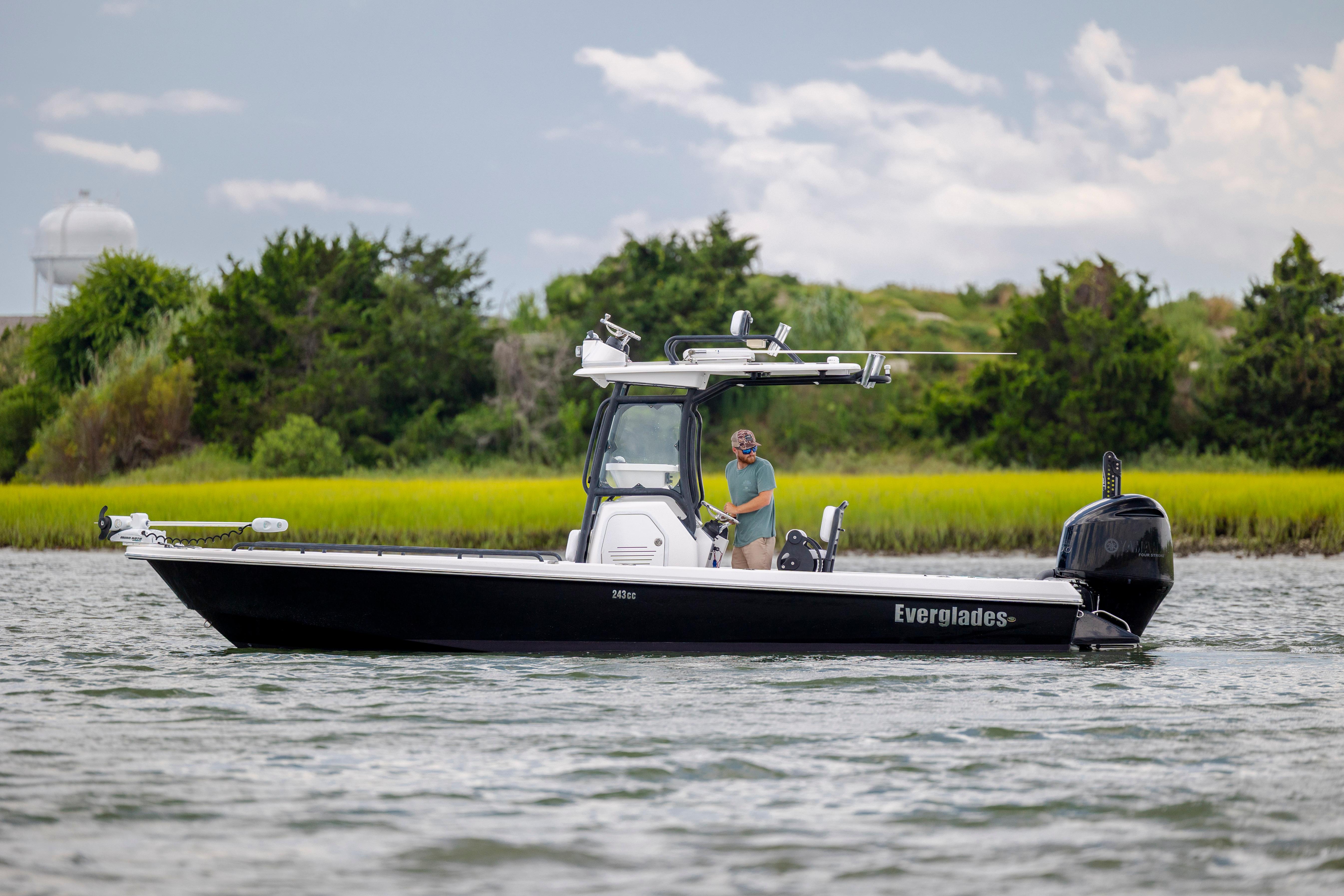 2015 Everglades 243 Center Console
