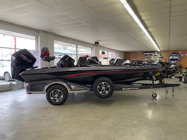 Ranger Z518 2023 Ranger Z518 boat displayed indoors, featuring sleek design and modern equipment.