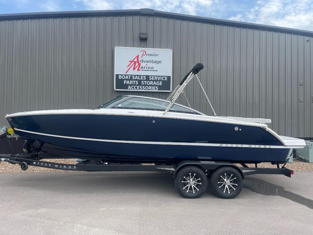 Four Winns H4 Freedom 2025 Four Winns H4 Freedom boat on trailer at dealership.