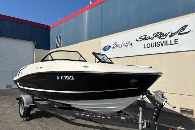 Bayliner VR5 Bowrider I/O 2021 Bayliner VR5 Bowrider I/O on trailer at dealership in Louisville.