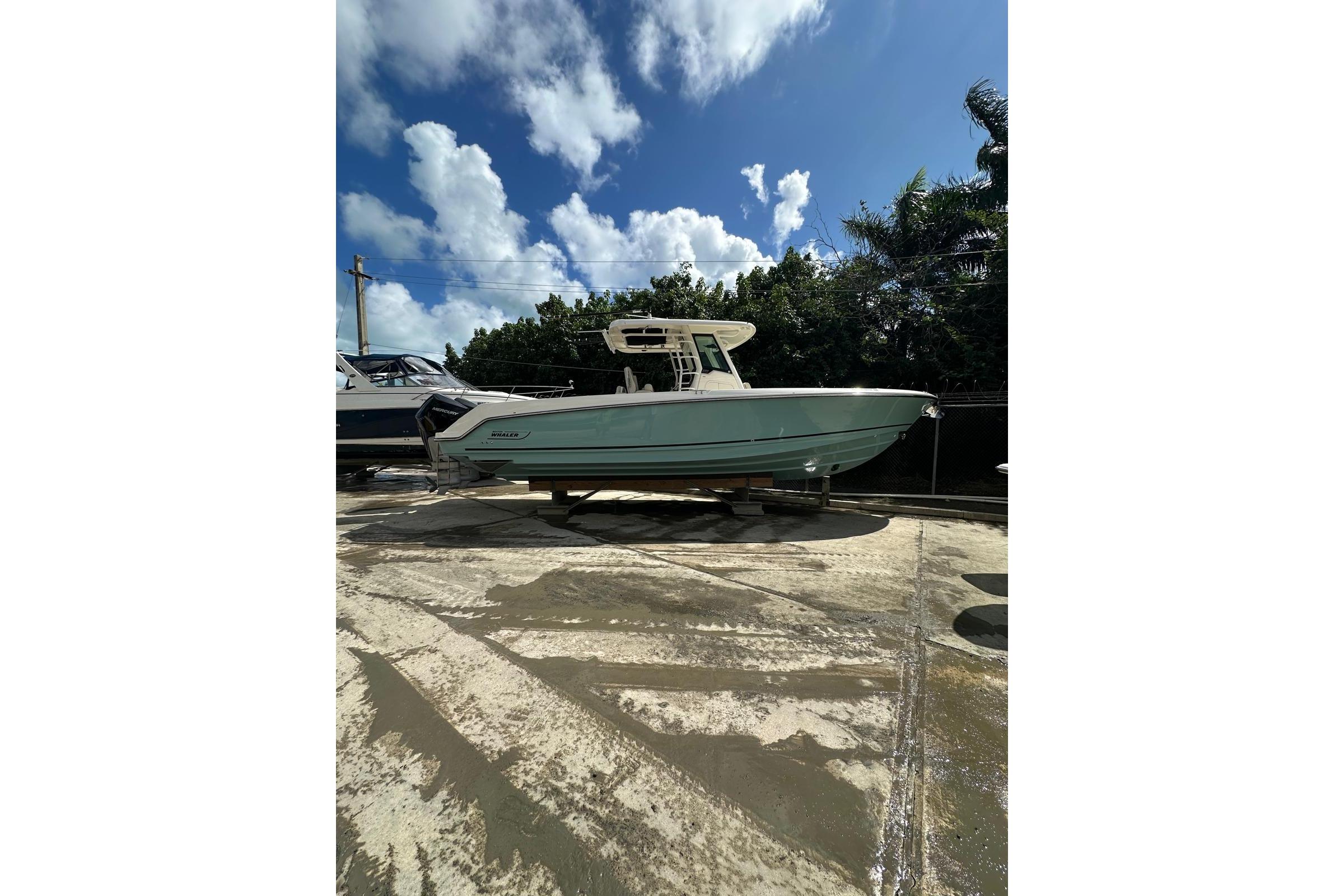 2022 Boston Whaler 330 Outrage