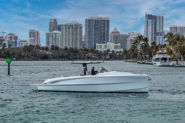 Solaris Power 40 open 2024 Solaris Power 40 Open yacht cruising near a city skyline.