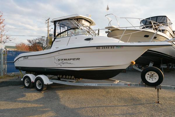 Seaswirl Striper 2301 Walkaround I/O 2003 Seaswirl Striper 2301 Walkaround I/O boat on a trailer.