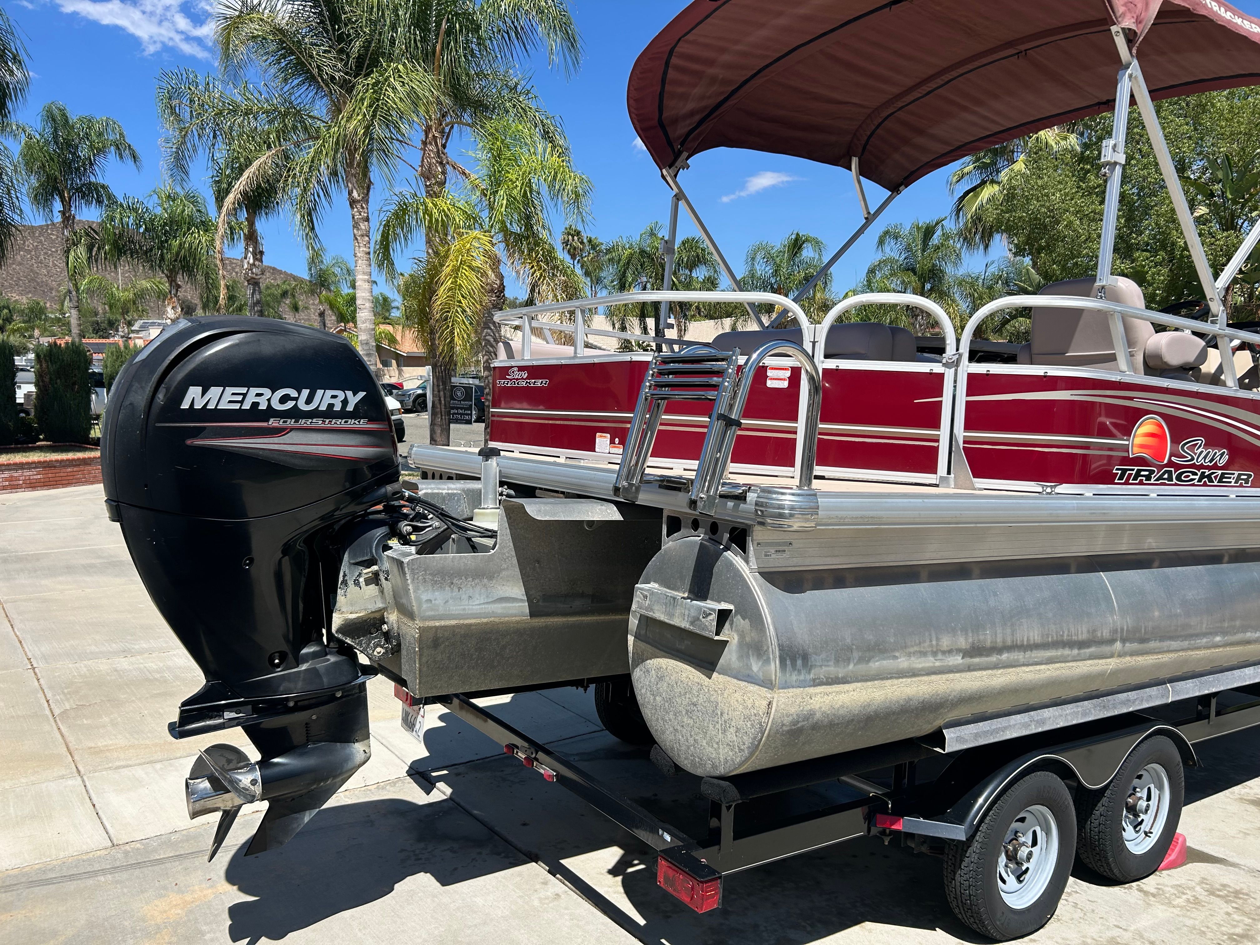 2014 Sun Tracker Party Barge 22 XP3