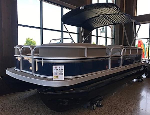 Ranger Reata 200C 2024 Ranger Reata 200C pontoon boat with canopy in showroom.