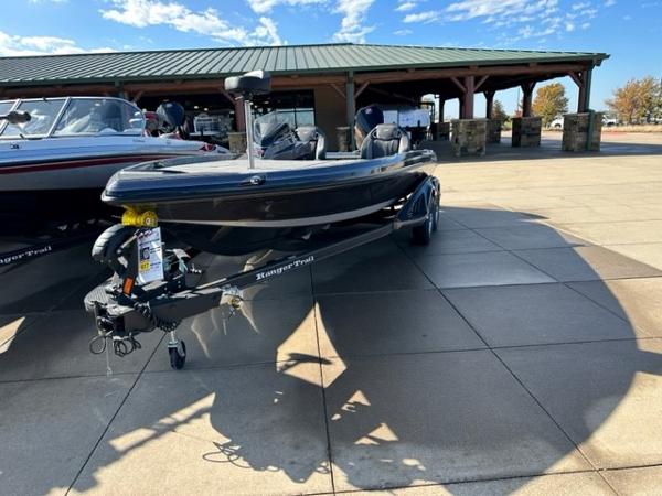 Ranger Z520R 2023 Ranger Z520R boat on display outdoors under a clear blue sky.