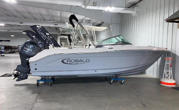Robalo R207 Dual Console
