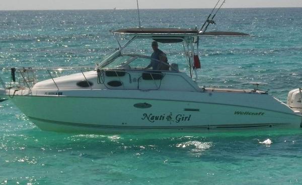 Wellcraft 270 Coastal O/B 2001 Wellcraft 270 Coastal O/B boat on turquoise water, side view.