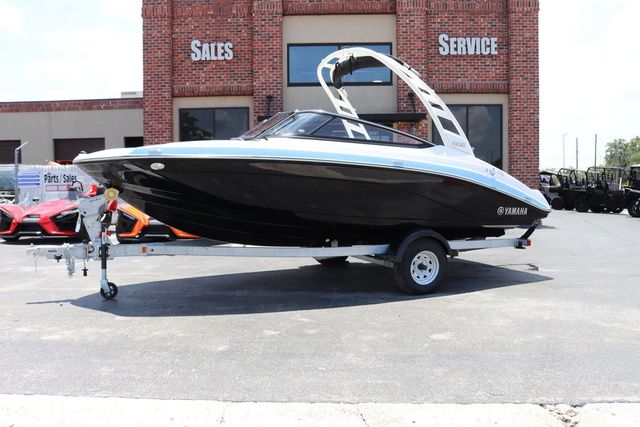 2025 Yamaha Boats 195S-BLACK-GALVANIZED