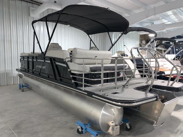 Starcraft SLS 3 Q DH 2024 Starcraft SLS 3 Q DH pontoon boat in showroom.