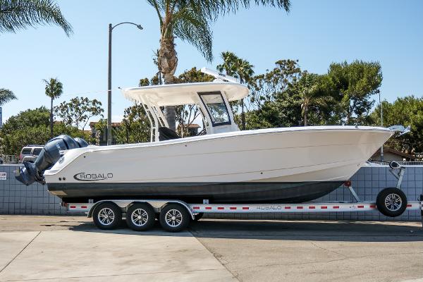 2023 Robalo R302 Center Console