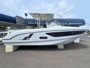 Beneteau Flyer 9 SUNdeck 2025 Beneteau Flyer 9 SUNdeck boat displayed outdoors on a stand.