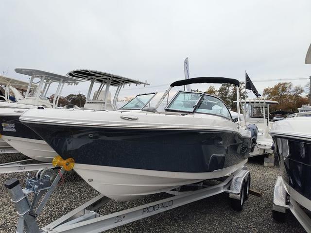 Robalo R207 Dual Console