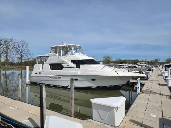 Silverton 453 Motor Yacht 2001 Silverton 453 Motor Yacht docked at a marina under clear skies.