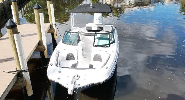 Monterey M-45 2025 Monterey M45 boat docked on calm water, featuring sleek design and spacious seating.