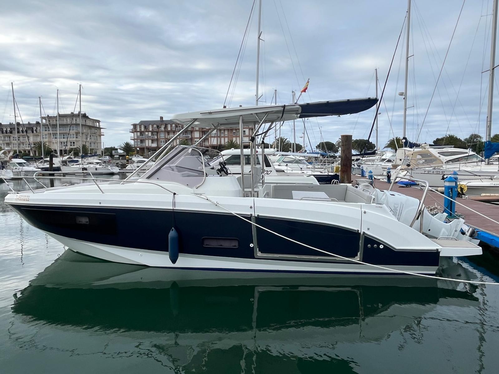 Beneteau Flyer 9 Sundeck OB 2022 Beneteau Flyer 9 Sundeck OB docked in a marina, surrounded by other boats.