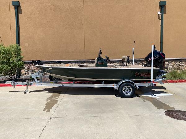 Mako 18 Pro Skiff Backwater Edition 2025 Mako 18 Pro Skiff Backwater Edition on trailer, parked outdoors.