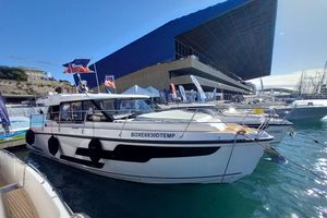 Aquador 400 HT Aquador 400 HT 2025 yacht docked at marina, modern design, flags displayed.