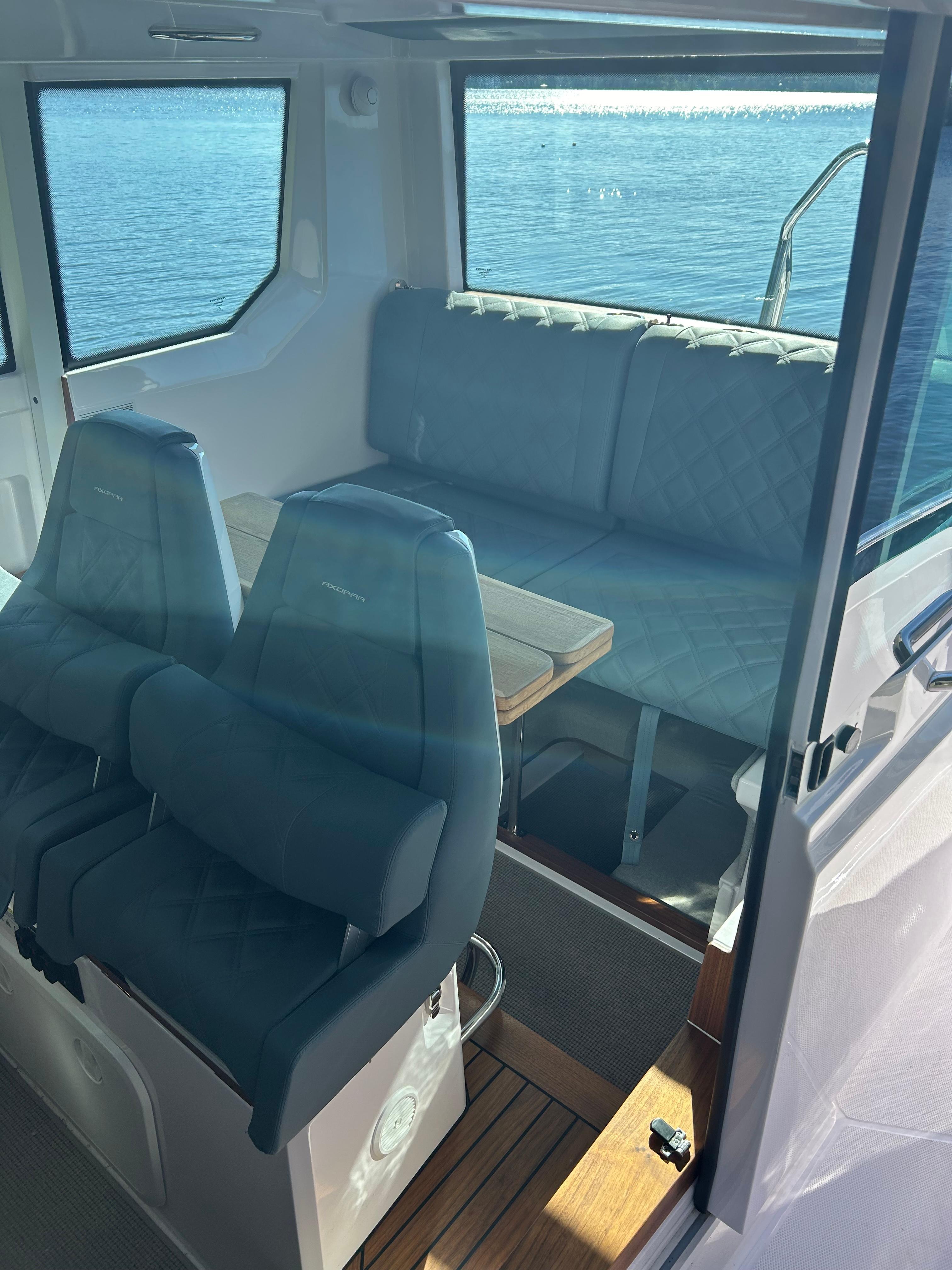 2023 Axopar 28 CABIN