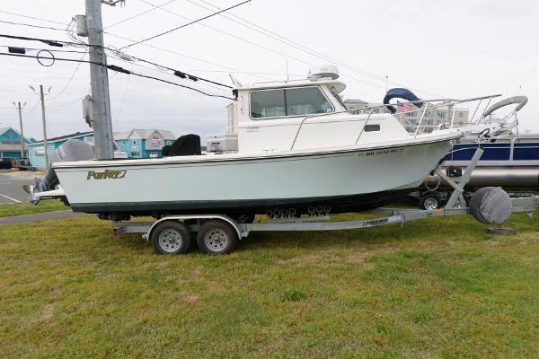 Parker 2520 XL Sport Cabin 2021 Parker 2520 XL Sport Cabin boat on a trailer, parked on grass.