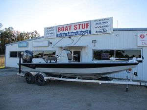 Avid 23 FSX 2025 Avid 23 FSX boat on trailer outside dealership.