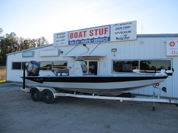 Avid 23 FSX 2025 Avid 23 FSX boat on trailer outside dealership.