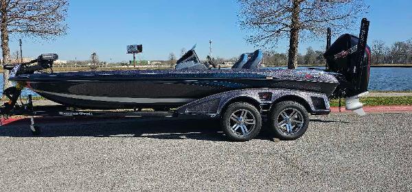 Ranger Z521R Ranger Cup Equipped 2024 Ranger Z521R Ranger Cup Equipped boat parked near a lake.
