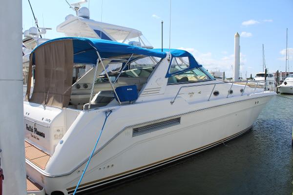 Sea Ray 500 Sundancer 1996 Sea Ray 500 Sundancer yacht docked at marina with blue canopy.