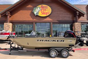 Tracker Targa V-18 Combo 2026 Tracker Targa V-18 Combo boat displayed outside Bass Pro Shops.