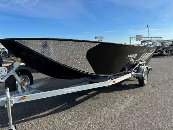Smoker Craft 1872 PRO SPORTSMAN TL 2024 Smoker Craft 1872 PRO SPORTSMAN TL boat on a trailer in a parking lot.