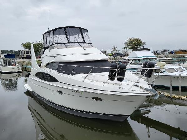 Carver 42 Mariner 2005 Carver 42 Mariner yacht docked in a marina, featuring sleek design and spacious deck.