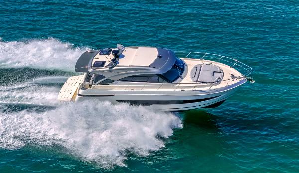 Riviera 4600 Sport Yacht