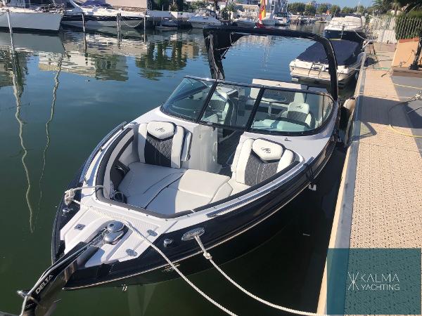 Monterey 278 Ss 2019 Monterey 278 SS boat docked at marina, featuring sleek design and comfortable seating.
