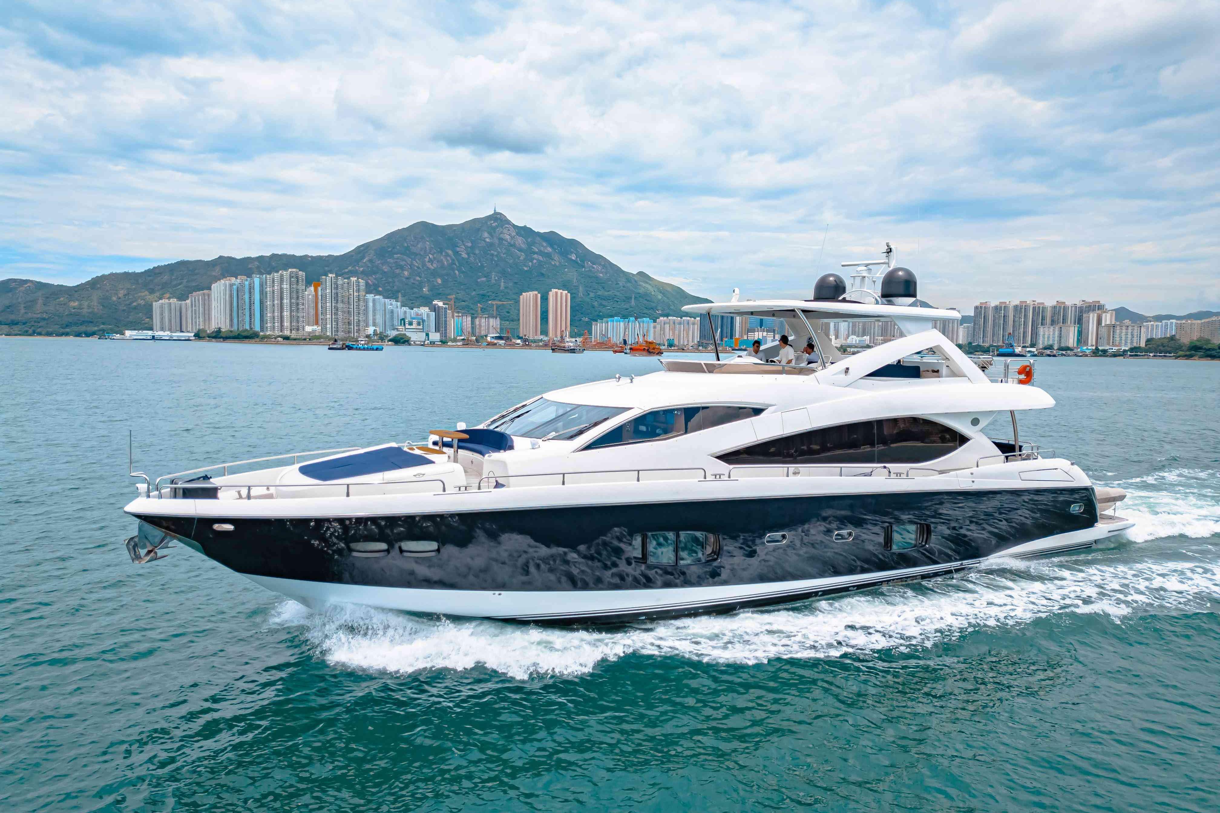2011 Sunseeker 88 Yacht