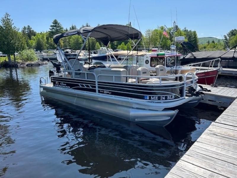 Sun Tracker FB 20 DLX 2021 Sun Tracker FB 20 DLX pontoon boat docked on a sunny day.
