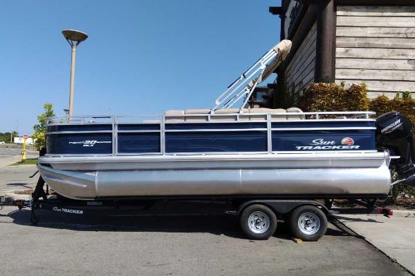 2025 Sun Tracker Fishin' Barge 20 DLX