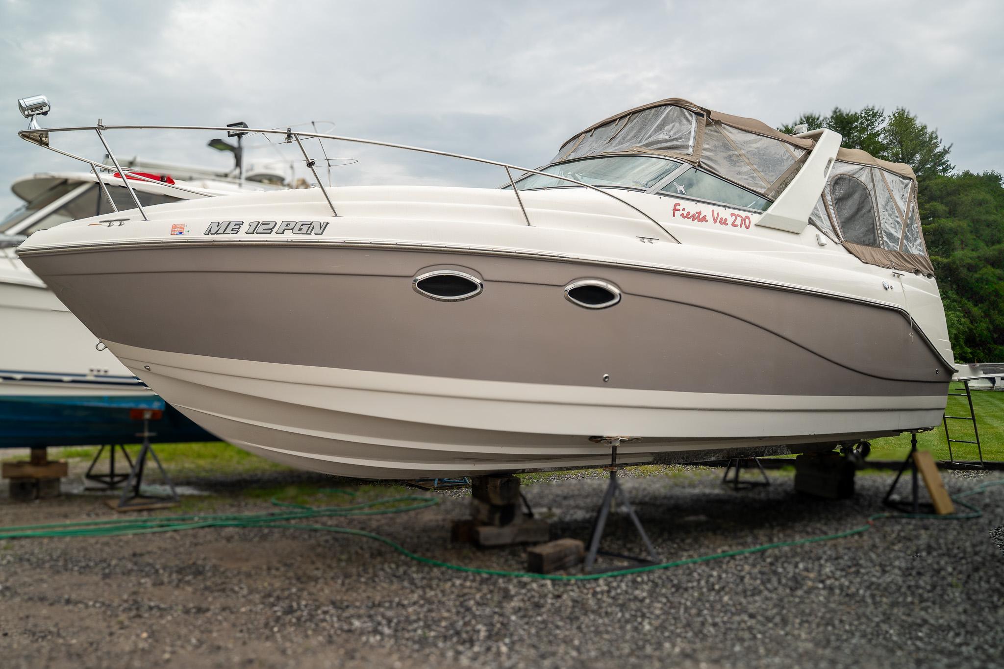 Rinker Fiesta Vee 270