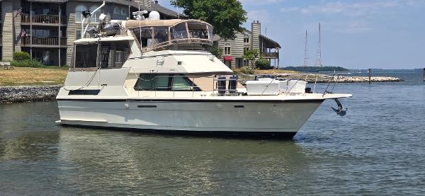 Hatteras 40 Double Cabin 1989 Hatteras 40 Double Cabin yacht docked near waterfront homes.
