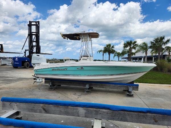 Wellcraft 200 LT Fisherman 2004 Wellcraft 200 LT Fisherman boat on trailer, parked outdoors under a cloudy sky.