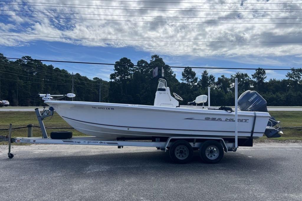Sea Hunt BX 22 T 2007 Sea Hunt BX 22 T boat on trailer, parked outdoors under cloudy sky.