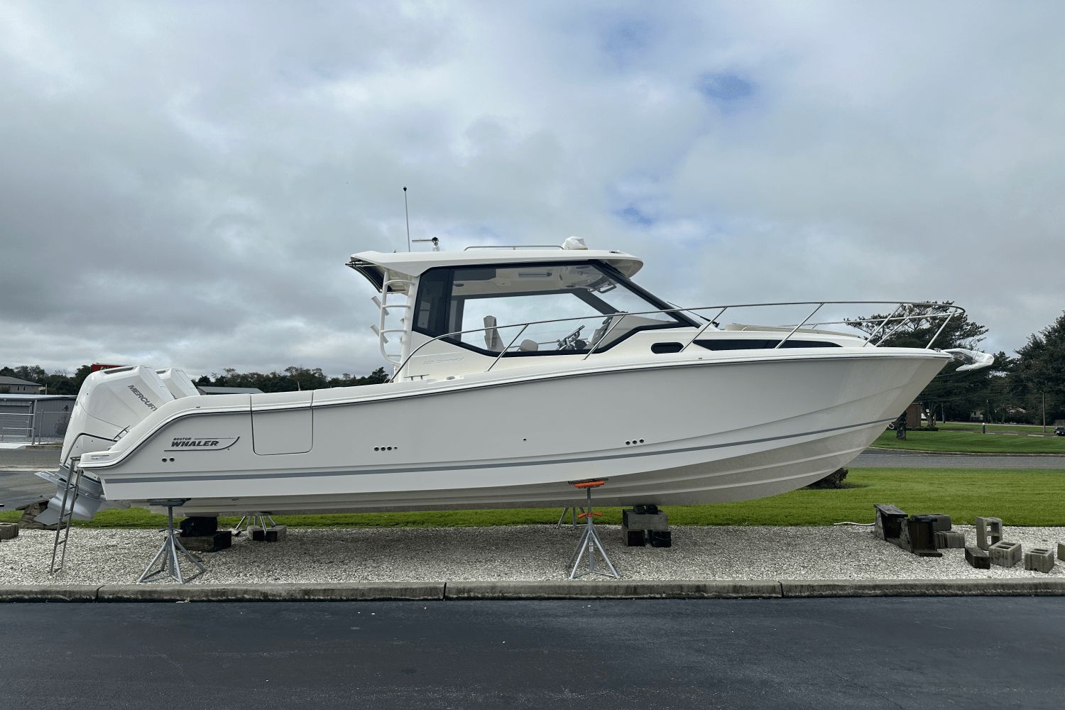 2026 Boston Whaler 325 Conquest