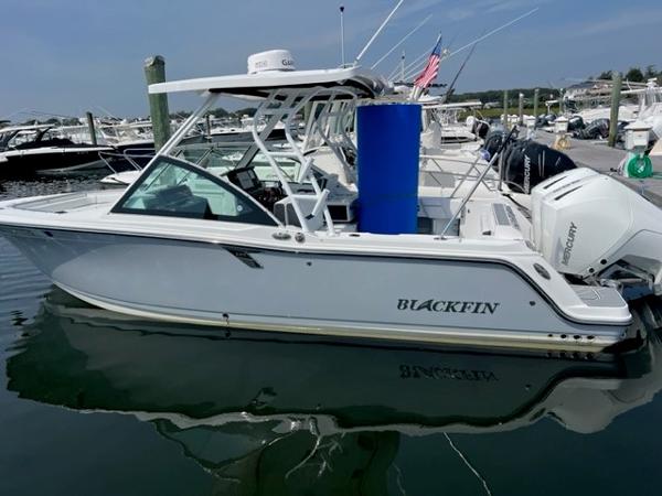 Blackfin 252 DC 2021 Blackfin 252 DC boat docked at a marina.