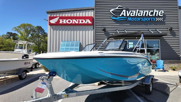 Bayliner M17 2025 Bayliner M17 boat displayed at Avalanche Motorsports dealership.