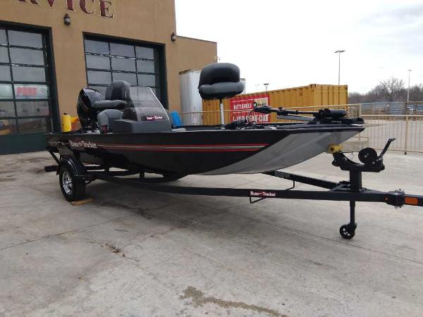 Tracker Bass Tracker Classic XL 2025 Tracker Bass Tracker Classic XL boat on trailer outside service center.
