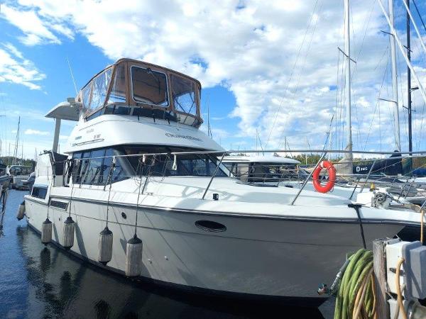 1993 Carver 390 Cockpit Motoryacht