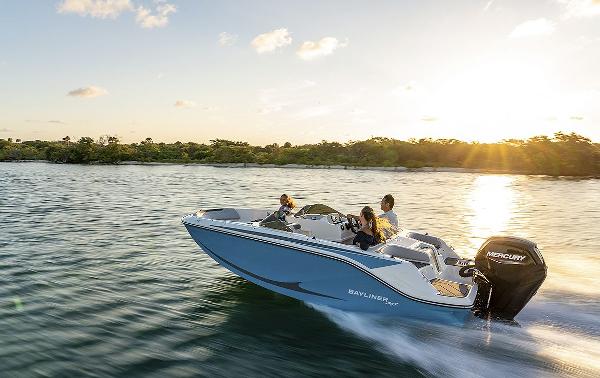 Bayliner M17 2025 Bayliner M17 boat cruising on a sunny lake.