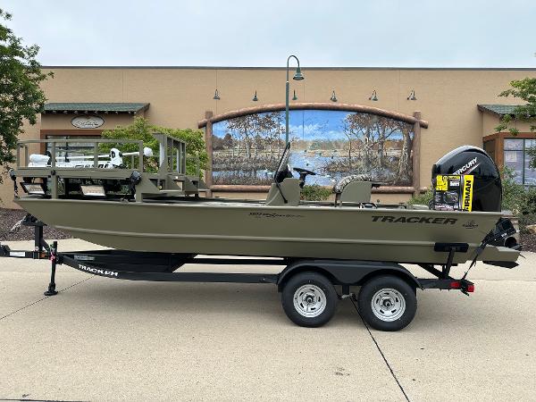 Tracker Grizzly 2072 CC Sportsman 2025 Tracker Grizzly 2072 CC Sportsman boat on trailer, outdoor display.