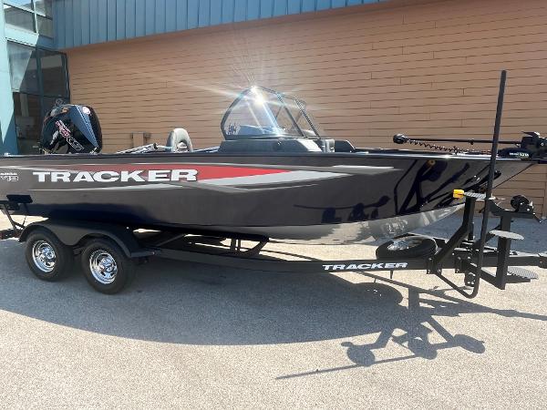 Tracker Targa V-19 Combo 2025 Tracker Targa V-19 Combo boat on trailer, parked outdoors.
