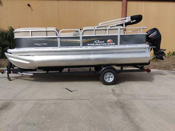 2025 Sun Tracker Party Barge 18 DLX