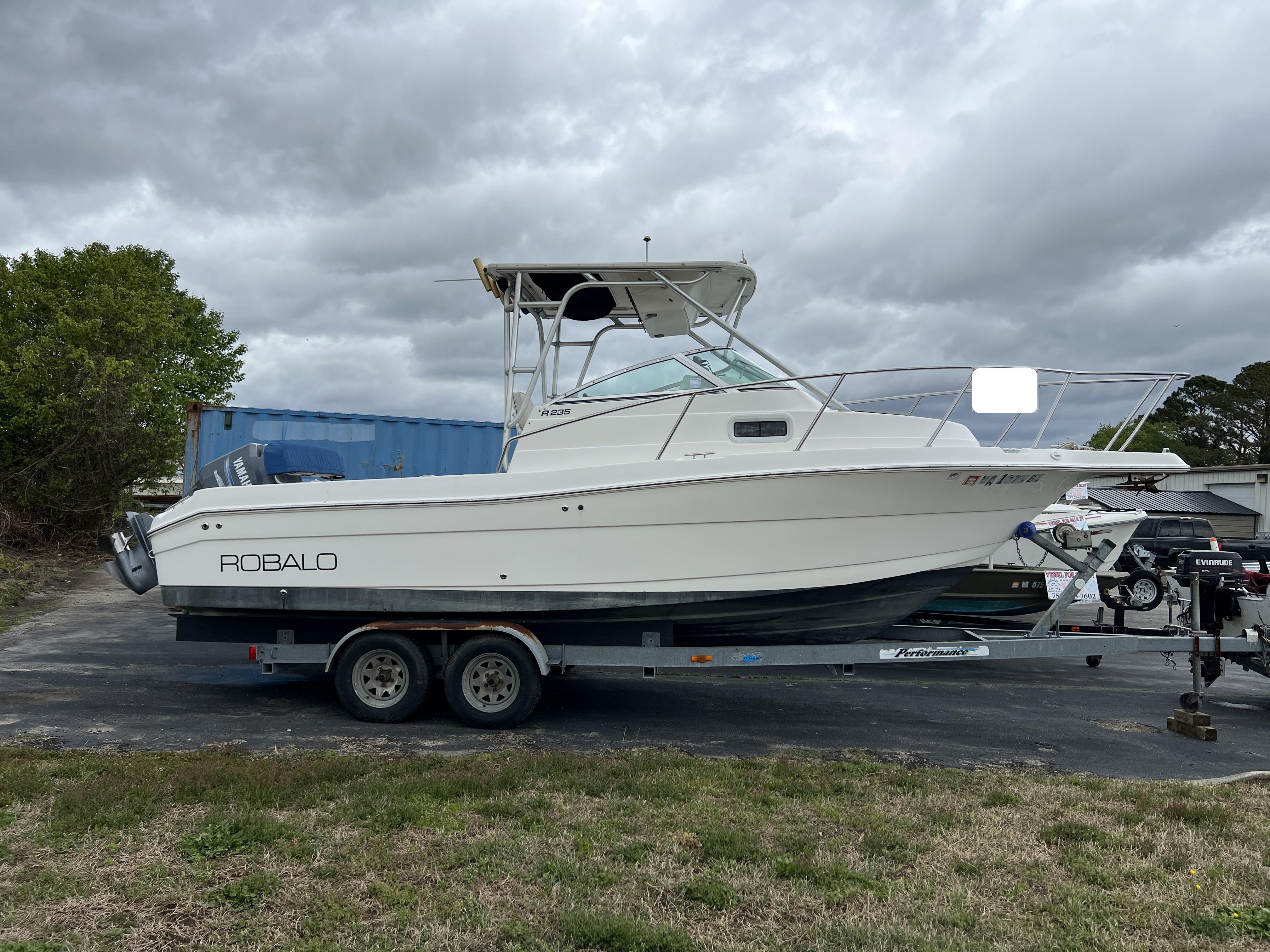 Robalo R-235 Walk Around